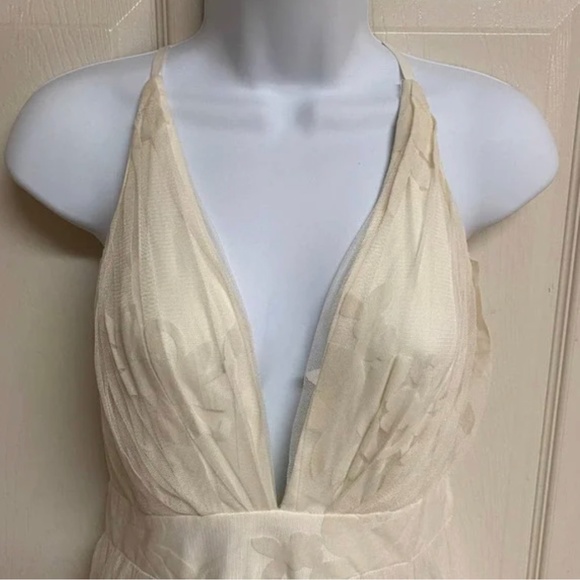 Luxxel Halle Maxi Dress with Velvet Flower Detail White Size M - Picture 8 of 8